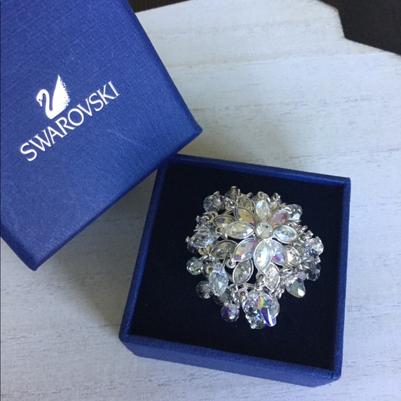 💍HOST PICK💍 Swarovski Fountain Ring - Picture 1 of 7